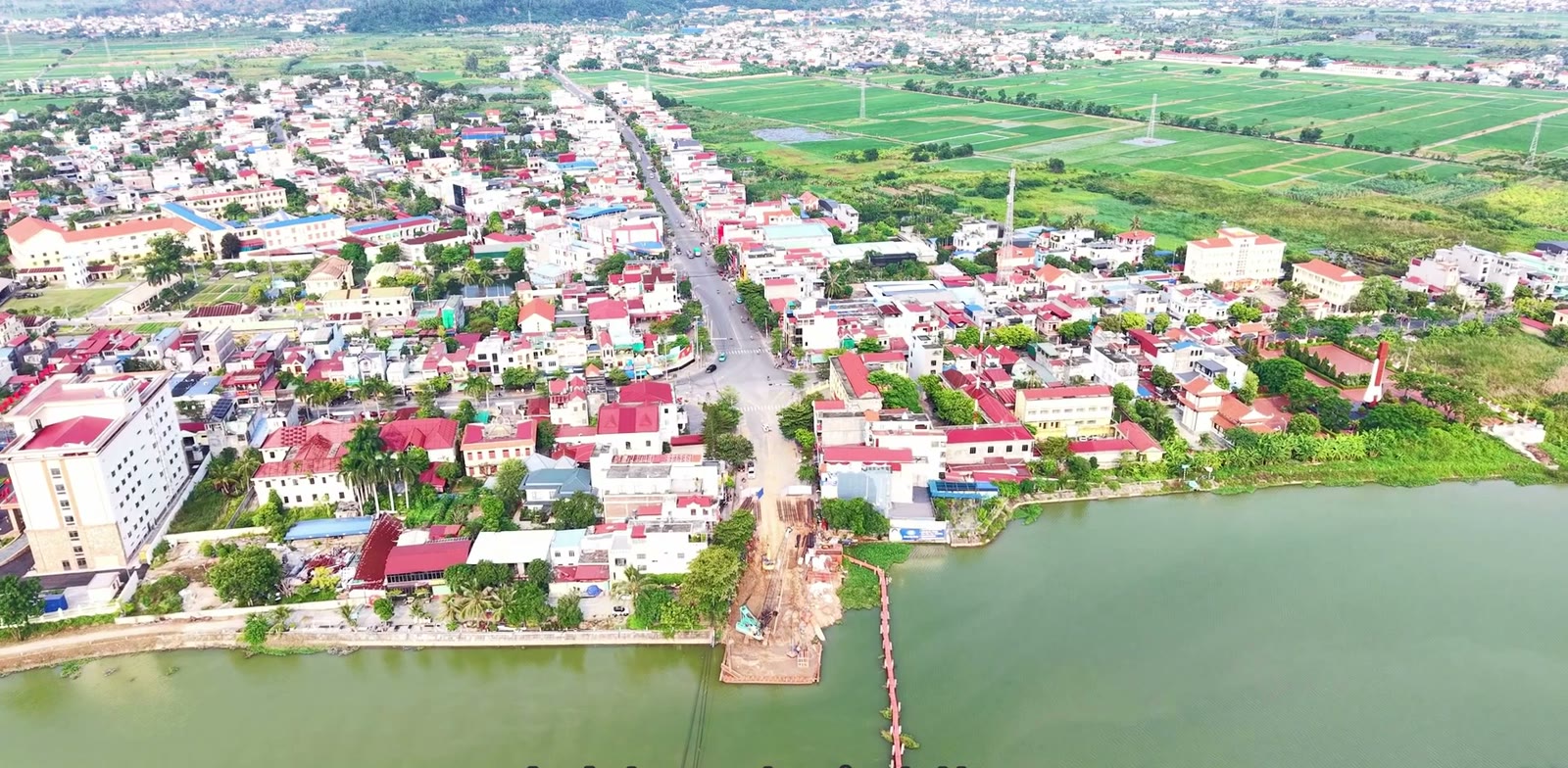 Công trường thi công cầu Vàng 1 và cầu phao tạm cho xe máy trên sông Đa Độ