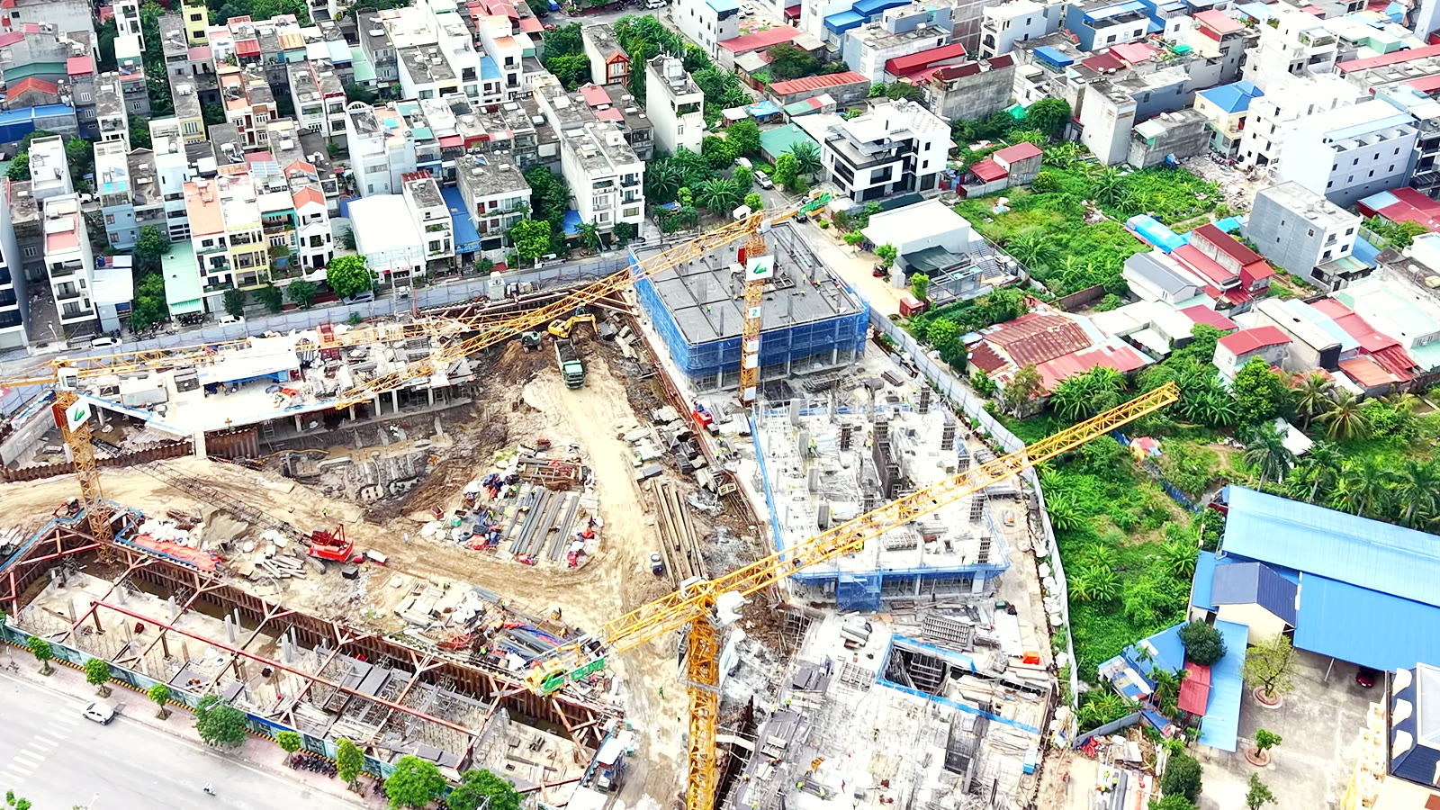 Rừng khung thép đỏ chống tường vây phần ngầm shophouse Night Square