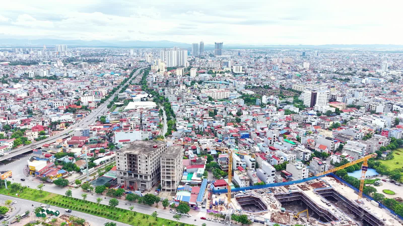 Hố móng và tường vây bê tông của The Ambience, cần cẩu đứng bên trong công trường
