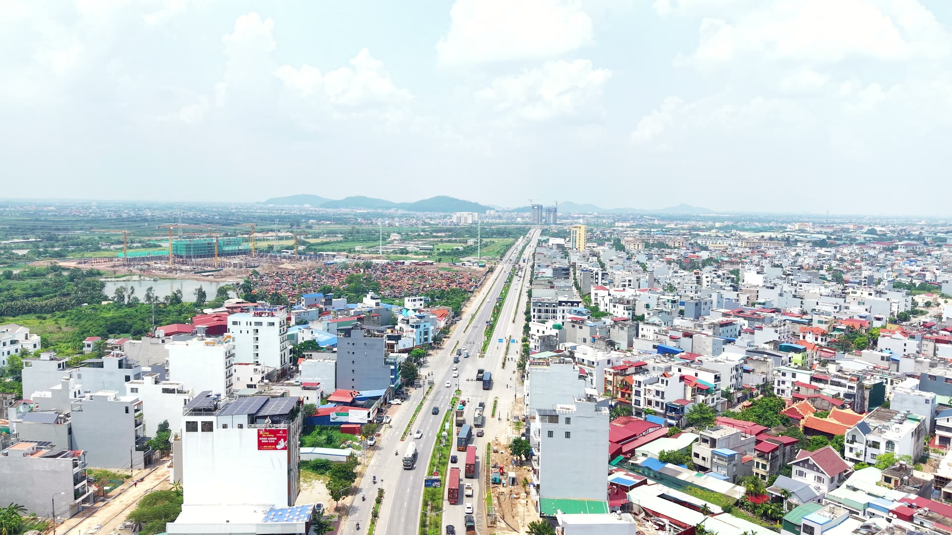 Trục đường Bùi Viện Hải Phòng nhìn từ flycam, xe container chạy dọc tuyến nối quốc lộ 10 xuống cảng